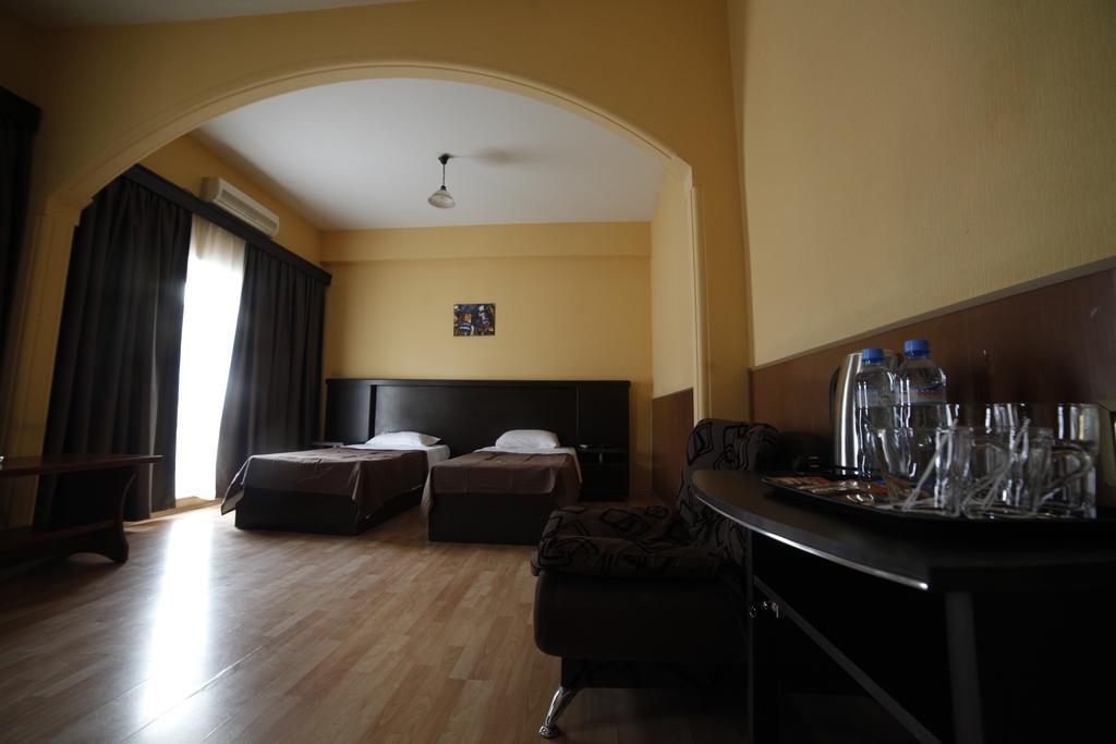 Avenue Hotel Tiflis Habitación foto